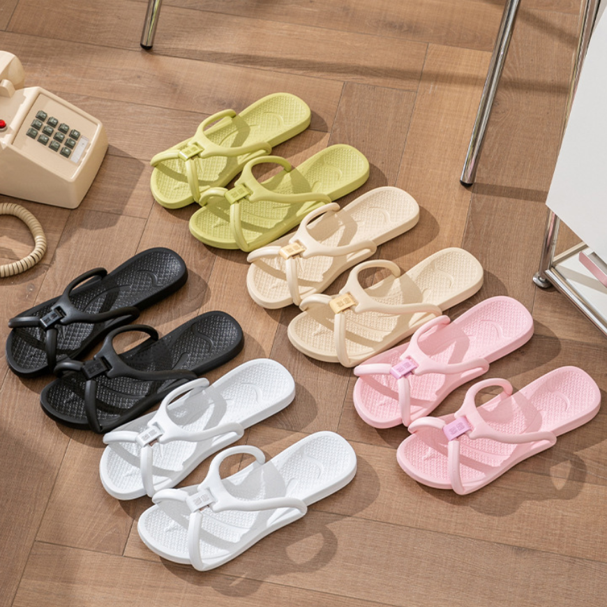 Składane klapki podróżne, które zajmują minimalne miejsce w walizce