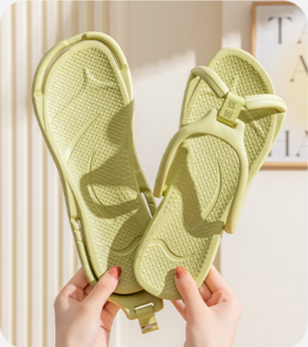 Składane klapki podróżne, które zajmują minimalne miejsce w walizce